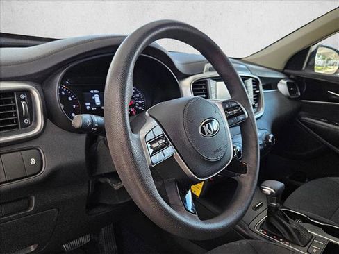 Used 2019 Kia Sorento LX image 9