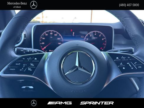 Used 2025 Mercedes-Benz GLC 300 image 25