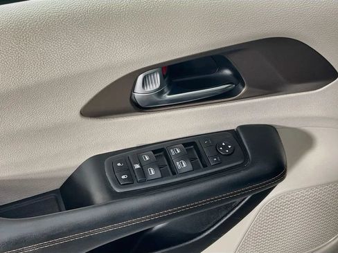 Used 2019 Chrysler Pacifica Touring-L FWD image 18