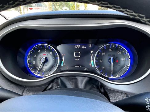 Used 2024 Chrysler Pacifica Touring-L image 25