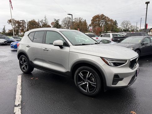Used 2023 Volvo XC40 B5 Core image 9