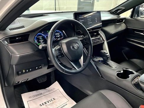 Used 2023 Toyota Venza Limited image 16