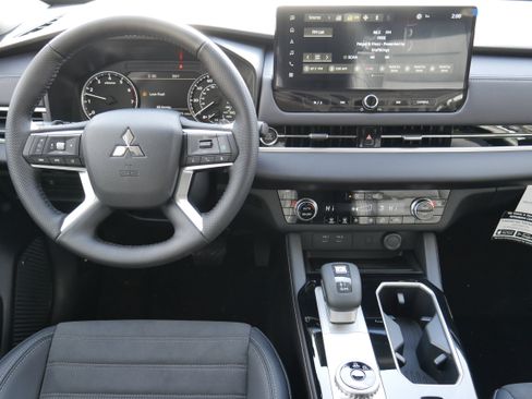 New 2026 Mitsubishi Outlander SE image 15