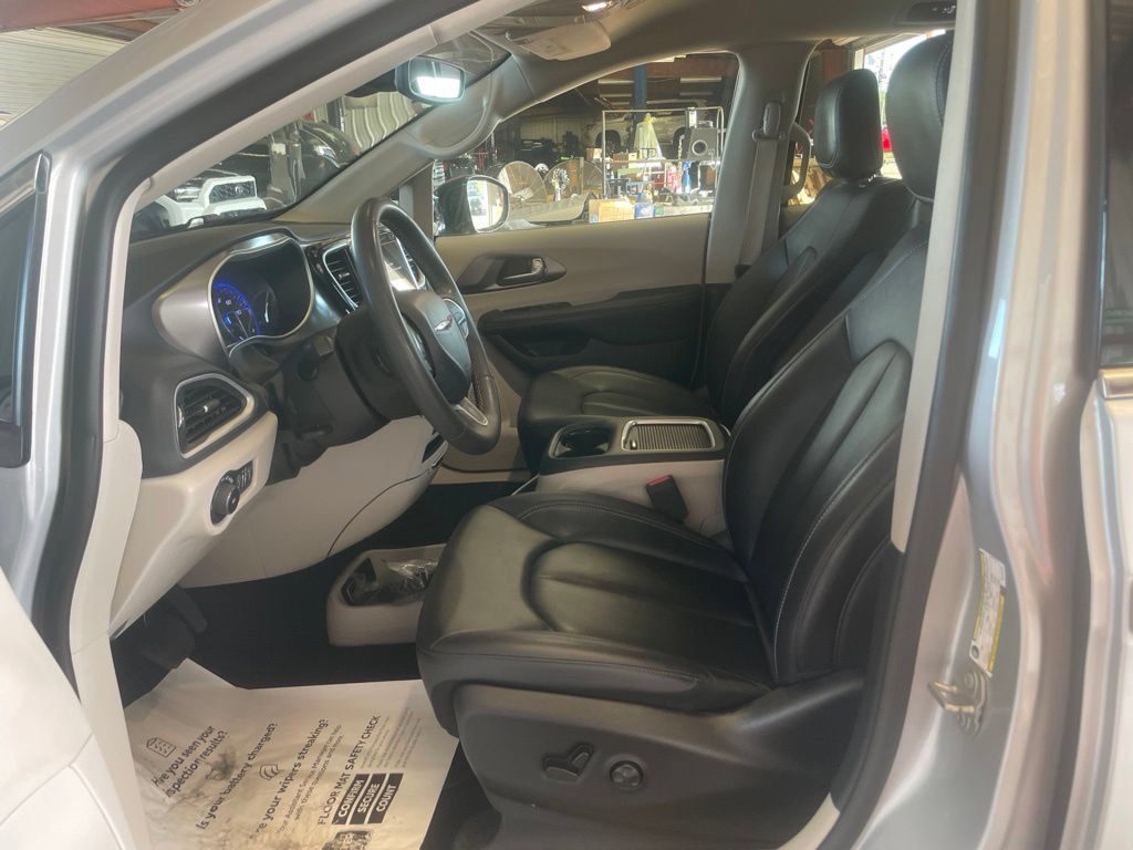 Used 2024 Chrysler Pacifica Touring-L FWD image 11