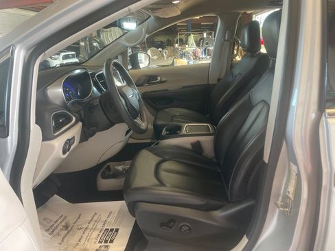 Used 2024 Chrysler Pacifica Touring-L FWD image 11