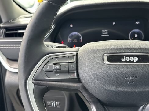Used 2023 Jeep Grand Cherokee Limited w/ Black Appearance Package AWD/4WD image 27