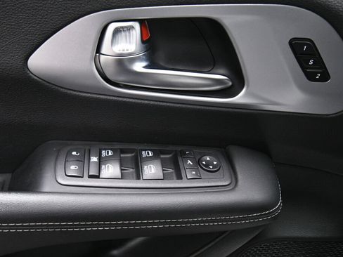Used 2025 Chrysler Pacifica Limited FWD image 12