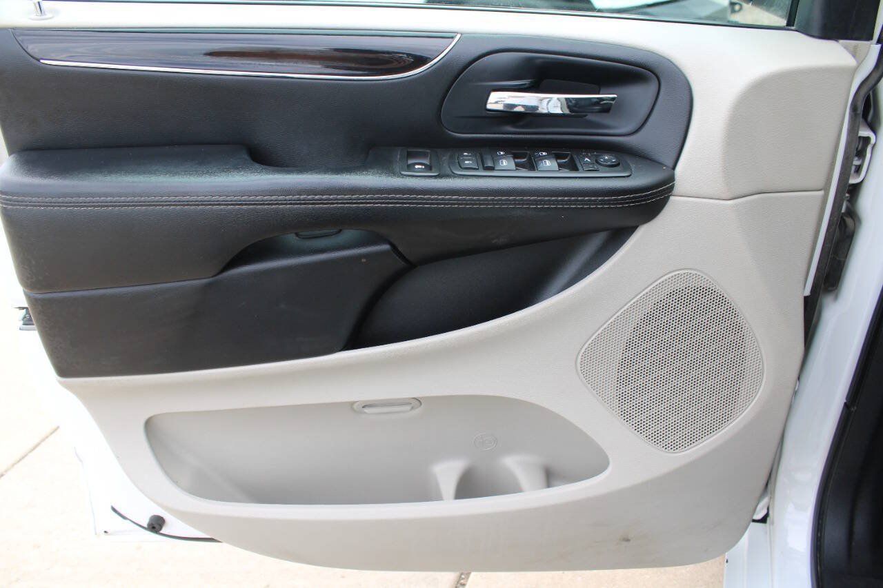 Used 2014 Chrysler Town & Country Touring-L FWD image 10
