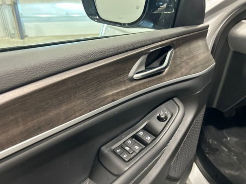 New 2026 Jeep Grand Cherokee Altitude image 14