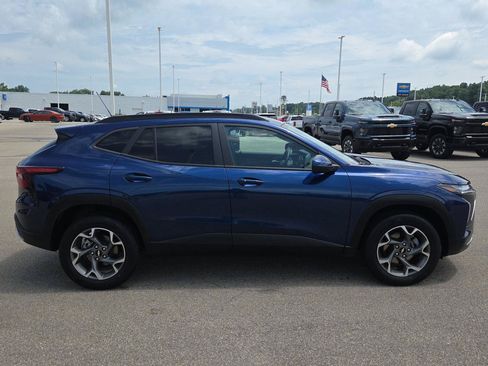 Used 2024 Chevrolet Trax LT w/ LT Convenience Package FWD image 8
