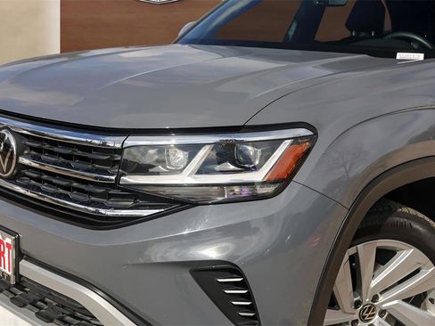 Used 2022 Volkswagen Atlas Cross Sport SE image 2