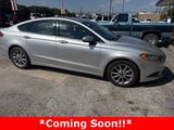 Used 2017 Ford Fusion SE w/ Fusion SE Technology Package image 2