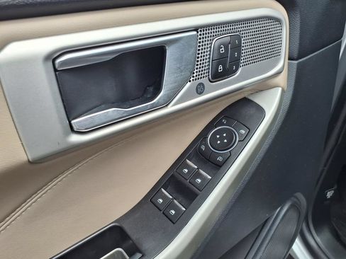 Used 2021 Ford Explorer Limited w/ Equipment Group 301A AWD/4WD image 13