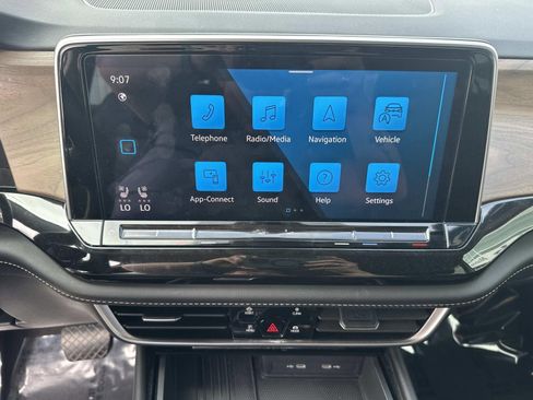 Used 2025 Volkswagen Atlas SE image 25