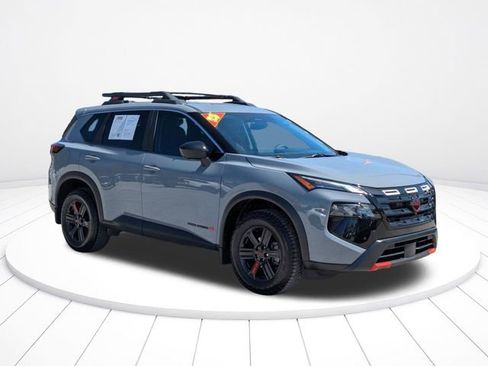 Used 2025 Nissan Rogue SV image 2