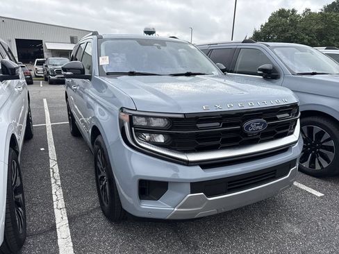 Used 2025 Ford Expedition Platinum AWD/4WD image 2