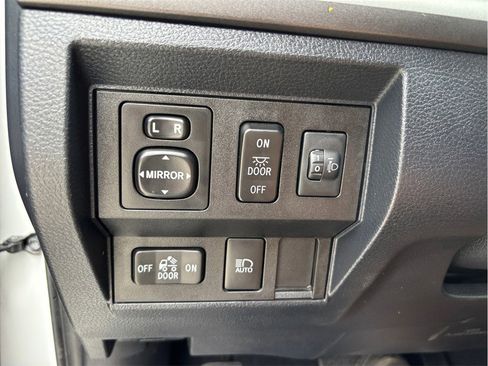 Used 2018 Toyota Tundra SR5 w/ SR5 Upgrade Package image 27