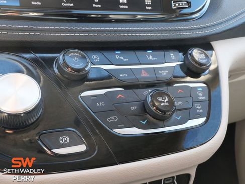 Used 2024 Chrysler Pacifica Touring-L image 20