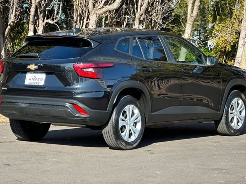 Used 2025 Chevrolet Trax LS image 4