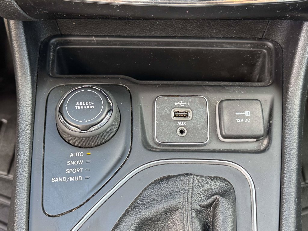 Used 2020 Jeep Cherokee Latitude Plus w/ Cold Weather Group AWD/4WD image 20