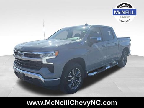 Used 2024 Chevrolet Silverado 1500 LT w/ Z71 Off-Road Package AWD/4WD image 3