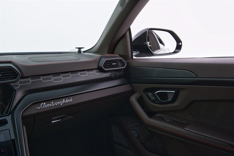 Used 2021 Lamborghini Urus AWD/4WD image 30