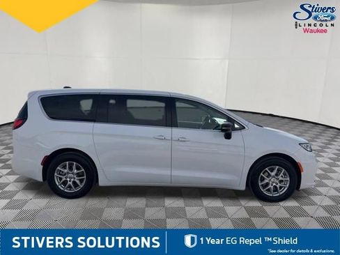 Used 2024 Chrysler Pacifica Touring-L image 4