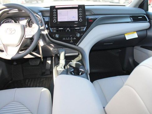 Used 2024 Toyota Camry SE image 9