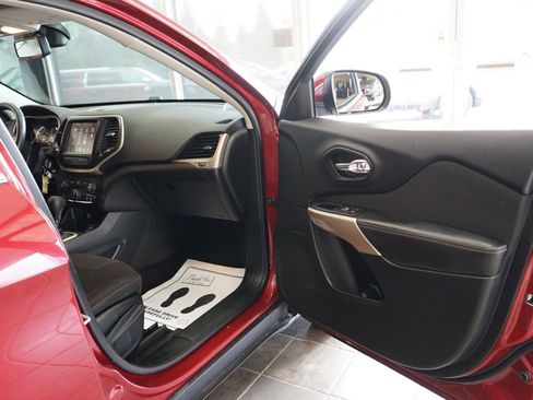 Used 2017 Jeep Cherokee Latitude w/ Cold Weather Group FWD image 38