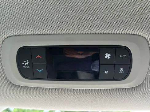Used 2017 Chrysler Pacifica Touring-L FWD image 29