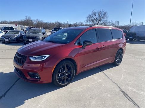 Used 2025 Chrysler Pacifica Limited image 3