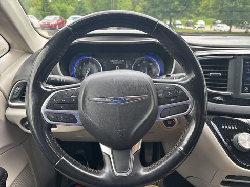Used 2020 Chrysler Pacifica Touring-L FWD image 9
