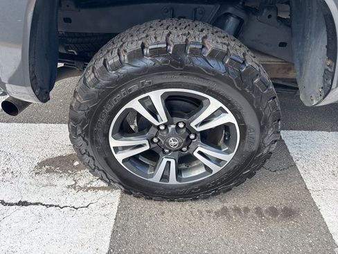 Used 2016 Toyota Tacoma TRD Sport w/ Towing Package AWD/4WD image 17