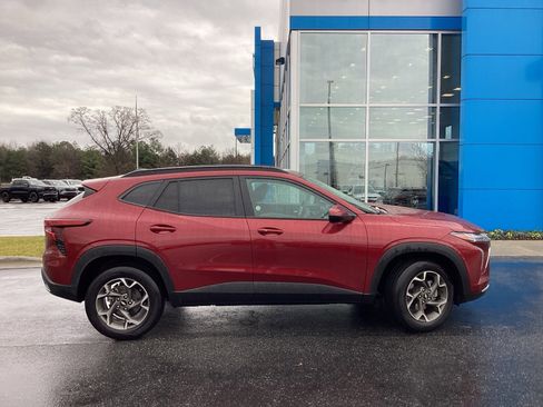 Used 2025 Chevrolet Trax LT w/ LT Convenience Package image 5