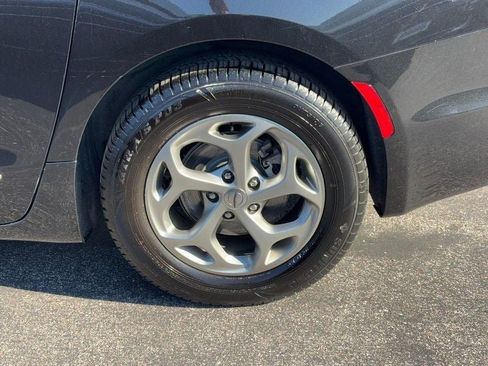 Used 2023 Chrysler Pacifica Limited image 7