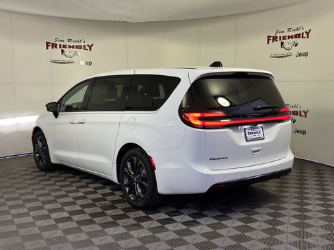 New 2026 Chrysler Pacifica Select image 4