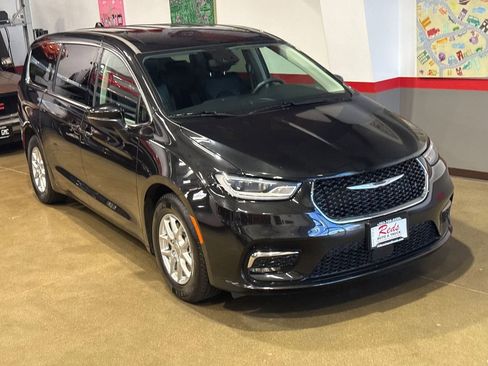 Used 2023 Chrysler Pacifica Touring-L FWD image 21