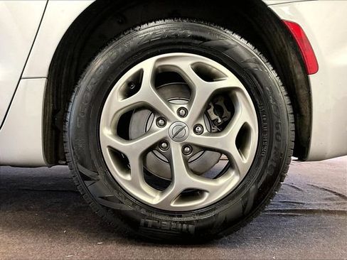 Used 2022 Chrysler Pacifica Limited AWD/4WD image 8