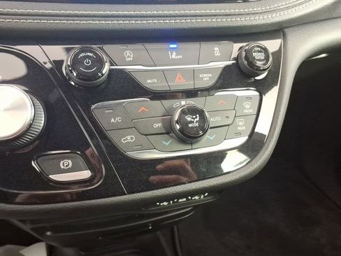 Used 2022 Chrysler Pacifica Touring-L w/ S Appearance Package image 26