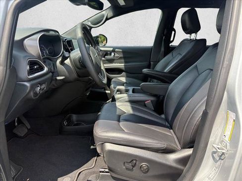 Used 2026 Chrysler Pacifica Select FWD image 10