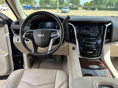 Used 2017 Cadillac Escalade Luxury RWD image 37