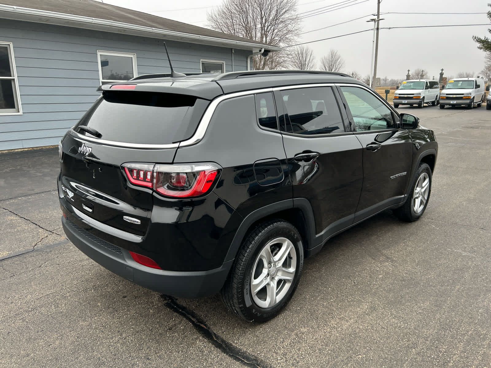 Used 2023 Jeep Compass Latitude w/ Convenience Group AWD/4WD image 3