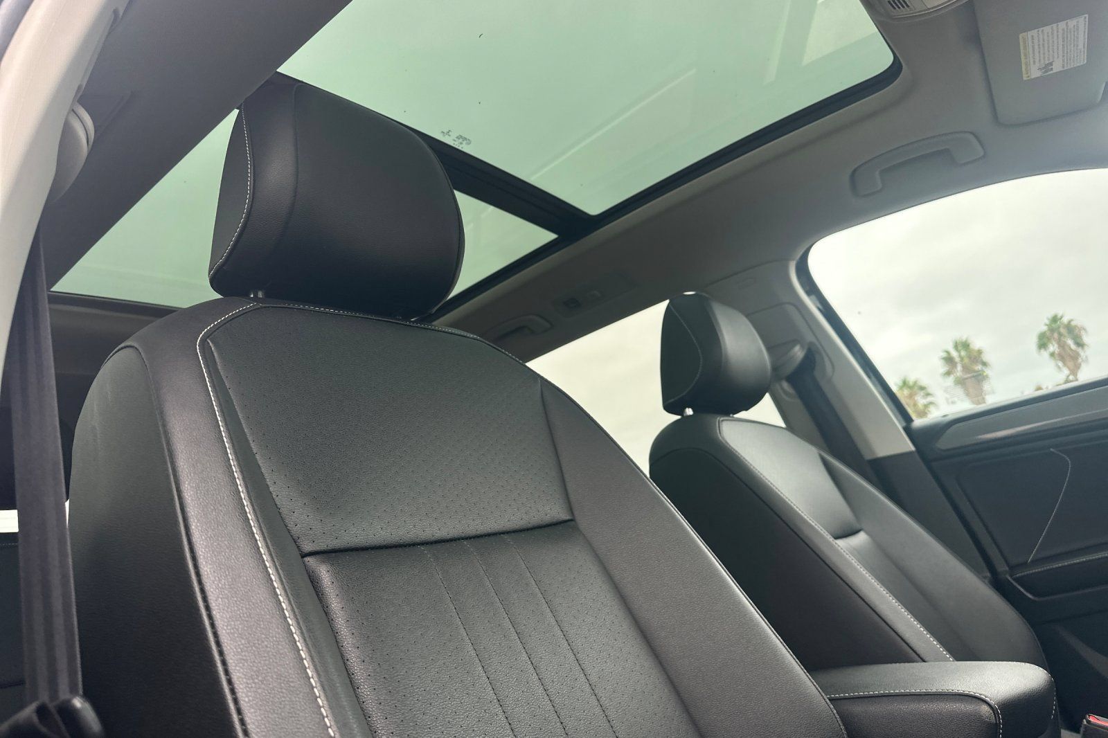 Used 2023 Volkswagen Tiguan SE w/ Panoramic Sunroof Package FWD image 17
