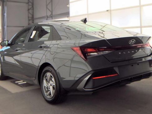 Used 2026 Hyundai Elantra SE FWD image 7