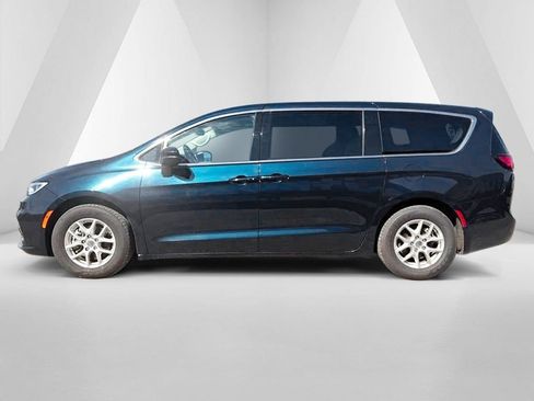 Used 2023 Chrysler Pacifica Touring-L image 4