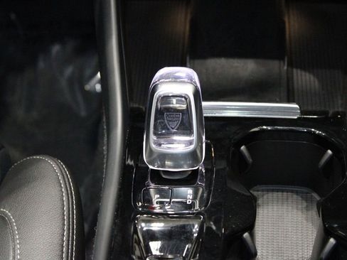 Used 2025 Volvo XC40 B5 Plus image 43