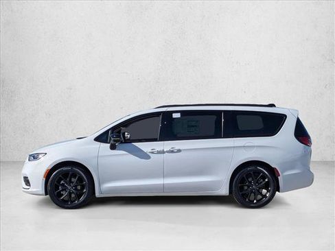 New 2026 Chrysler Pacifica Limited w/ Uconnect Theater Family Group FWD image 5