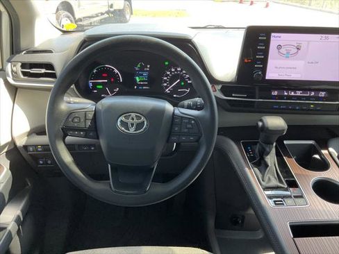Used 2024 Toyota Sienna LE FWD image 29