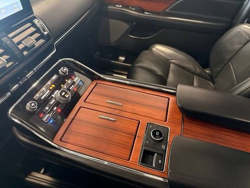 Used 2019 Lincoln Navigator Select AWD/4WD image 31