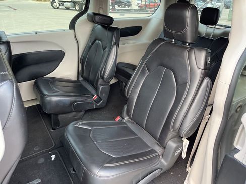 Used 2023 Chrysler Pacifica Touring-L image 8